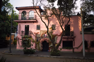 On an evening walk with Purni, a chance to see more colorful houses.