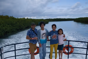 A family photo thanks to another family